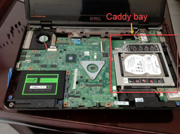 Cục xanh bên trái là ổ cứng của máy, cục trắng bên phải là ổ cứng gắn vào cái Caddy bay