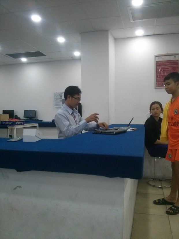 Hình ảnh anh kỹ thuật tìm con ốc gắn Caddy bay cho mình