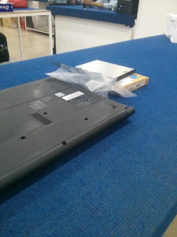 Con Caddy bay mới mua nằm cạnh con laptop acer 4830 thần thánh của mình